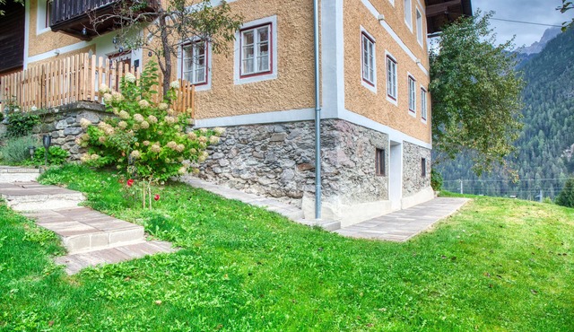Typisches Tiroler Haus mit Großem Garten, Sauna, Bergblick nah an den Skipisten in Margarethenbrücke