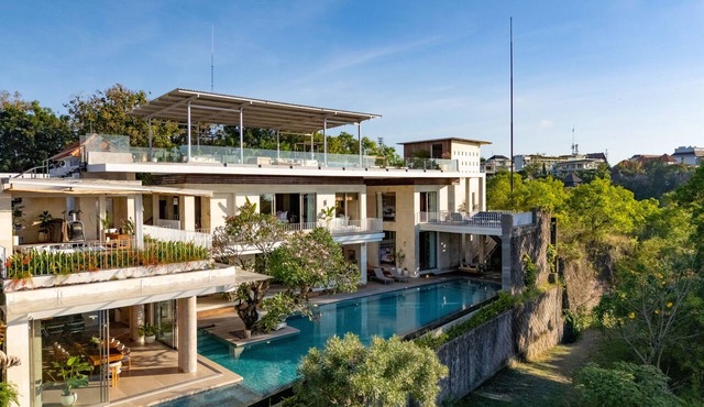 Uluviu Villa: 6BR Estate with Vantage Views, Pool, Sauna, Jacuzzi, Chef & Butler in Badung