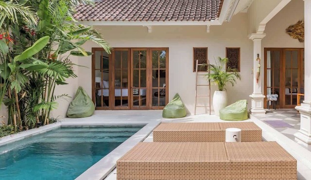 Unwind at Seminyak Pool Villa 1Min Walk to Center in Kerobokan Kelod