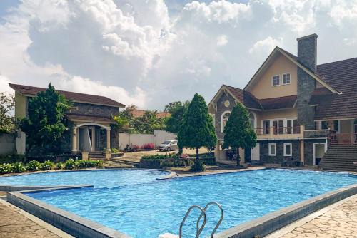 Urbanview Hotel Villa Q Gisting by RedDoorz in Banjarnegeri