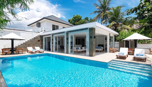 Villa Lovina-beach 2, luxury 5 * villa, staff, beachfront, pool, free boattrip