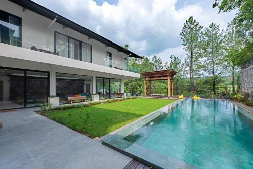 Villa Mewah Daya Tampung Banyak dengan Pemandangan Golf Course di Sentul Bogor in Babakan Madang