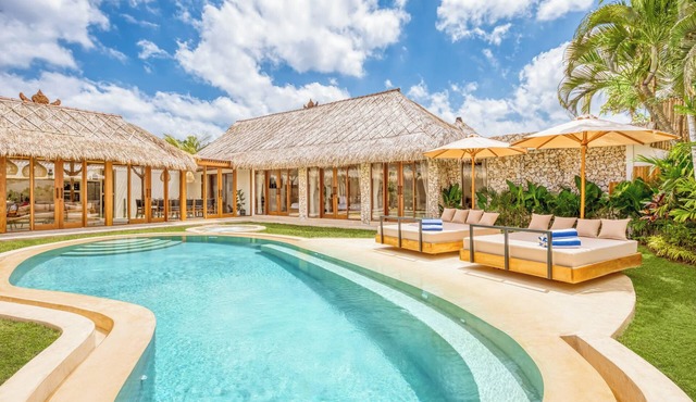 Villa Tango - New Luxurious 7BDR, Prime Location in Seminyak
