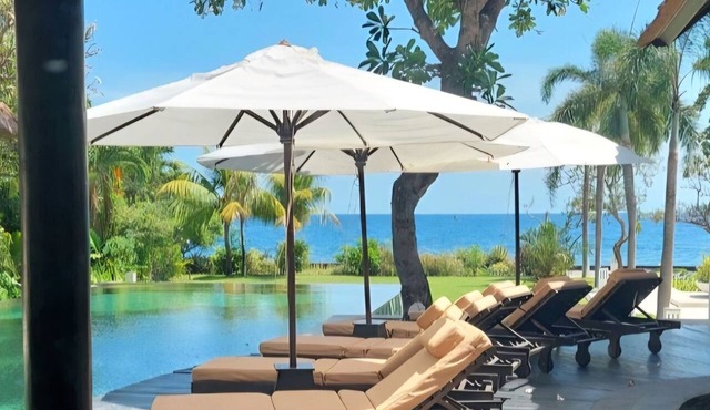 VILLA TERANG BULAN: Luxury Private 4BR Tropical Beachfront Villa w/Staff & Pool in Buleleng Regency