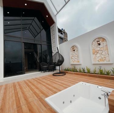 Villa with jacuzzi, Damar Ningrum 5 in Panjadakan