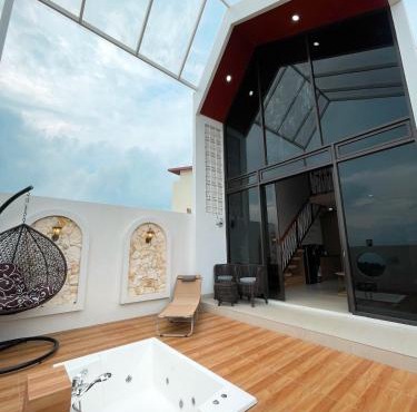 Villa with Jacuzzi, Damar Ningrum 4