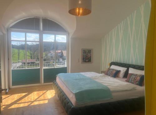 Villenzimmer mit eigenem Bad, Kunst und Aussicht in Münsing