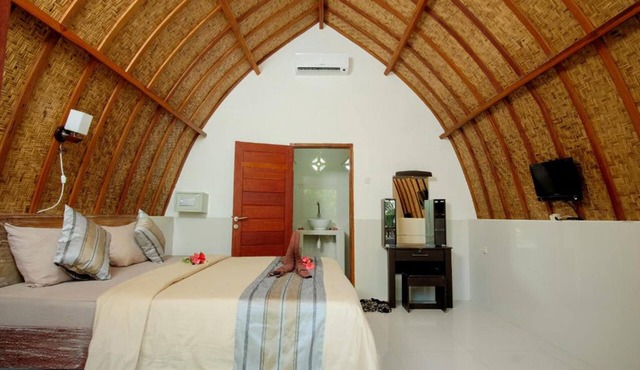 Warna Beach Hotel