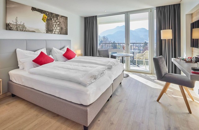 Medium-Sized Apartment 2 with Balcony, Including Breakfast Buffet for 1–2 People in Bad Reichenhall