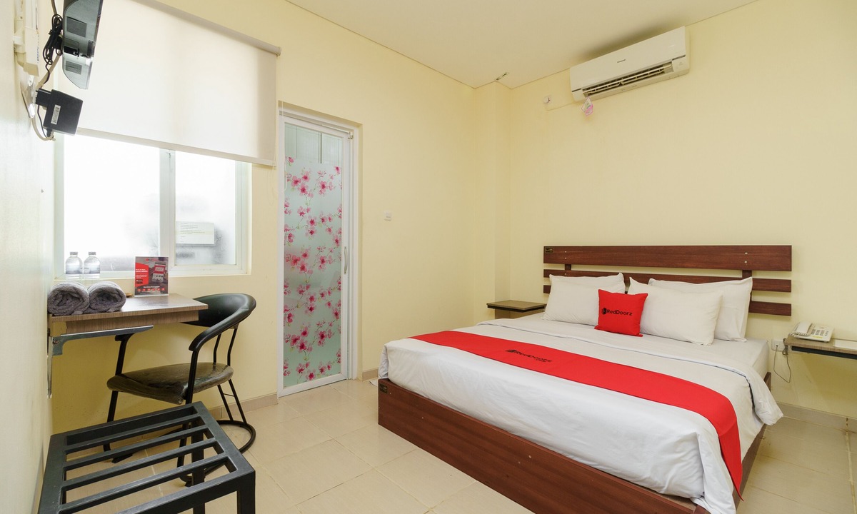 Padang Hotel | RedDoorz near Jembatan Siti Nurbaya Padang