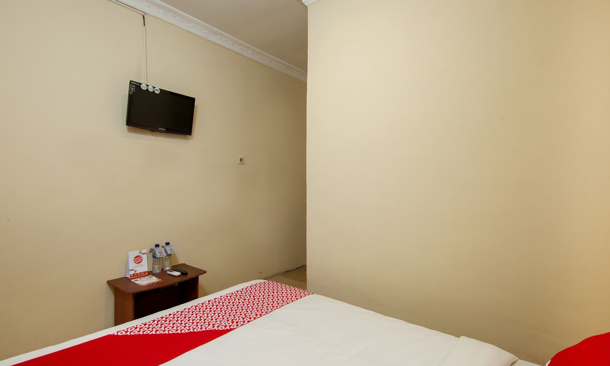 Parapat Hotel | OYO 2045 Hotel 211