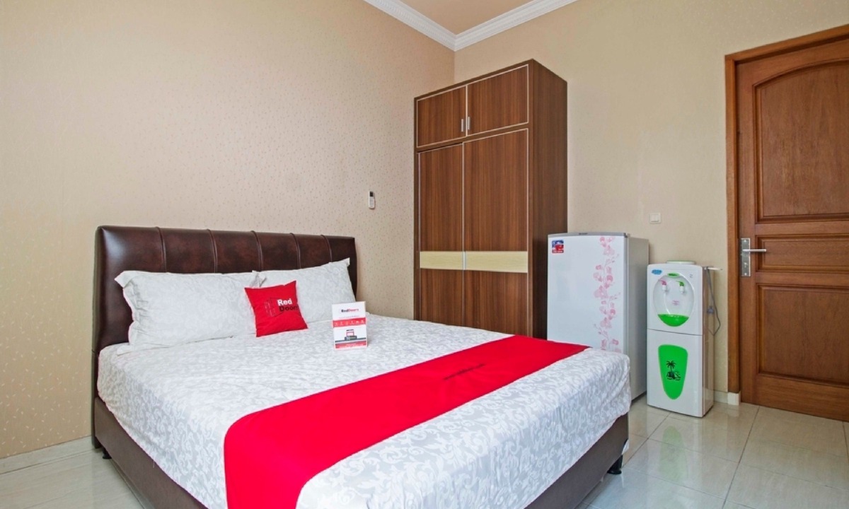 Jakarta Hotel | RedDoorz Syariah near Mercu Buana University