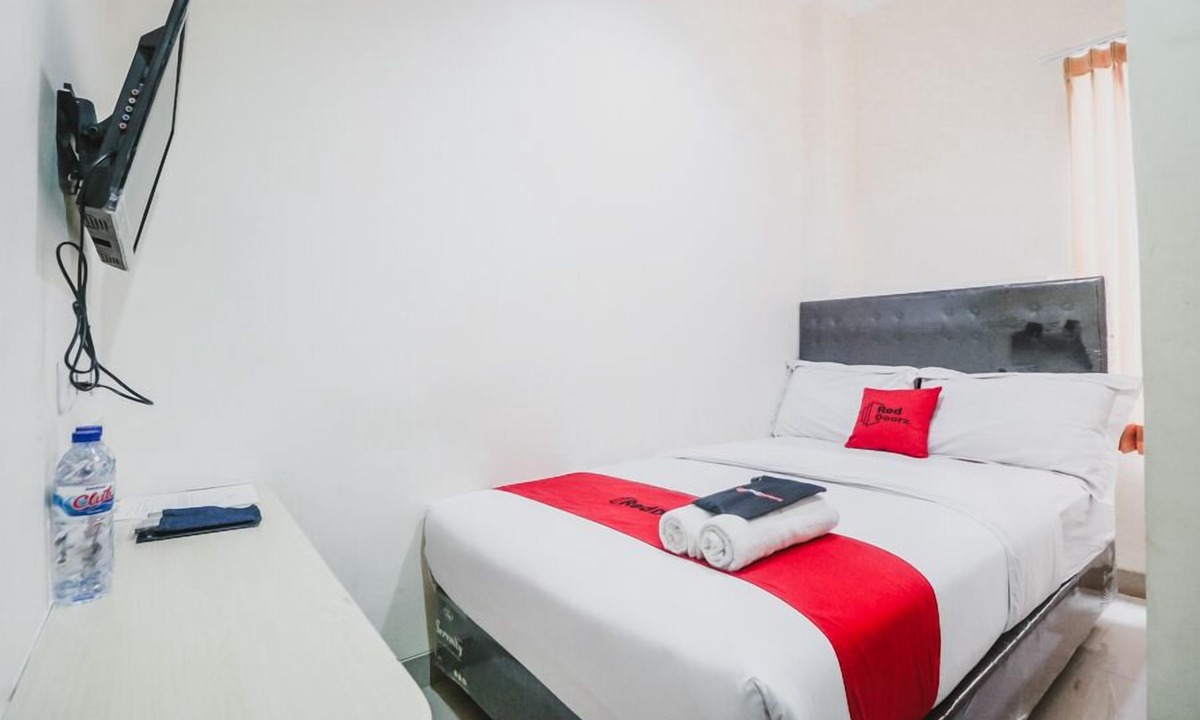 Tanjung Duren Utara Hotel | RedDoorz Plus near Mall Ciputra Jakarta