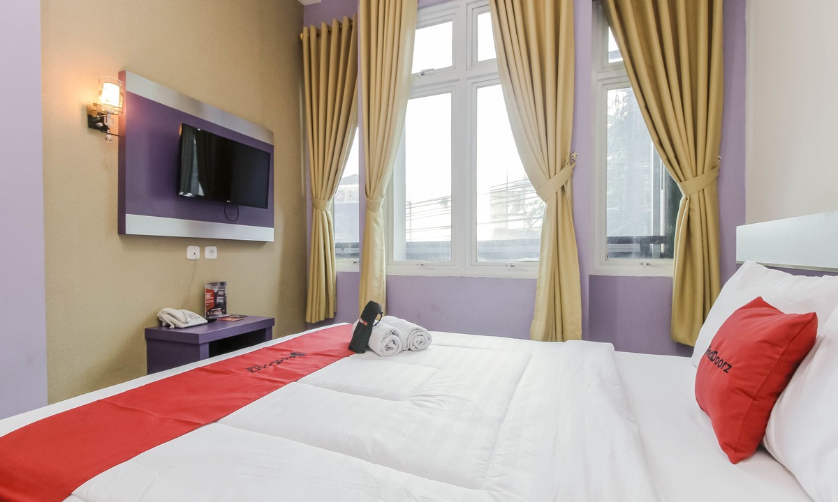 Bekasi Timur Hotel | RedDoorz Plus near Stasiun Bekasi