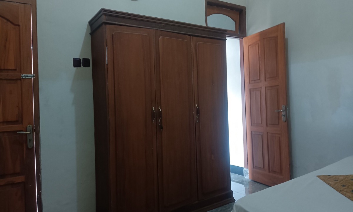 Gerung Hotel | OYO 93425 Homestay Anisa