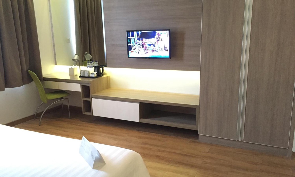 Kelapa Gading Barat Hotel | Whiz Prime Hotel Kelapa Gading