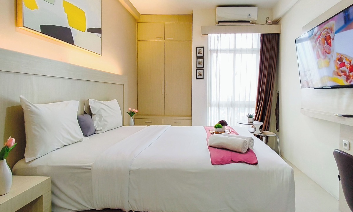 Surabaya Apartment | Comfy White Studio For 2 Pax At Bale Hinggil Apartment