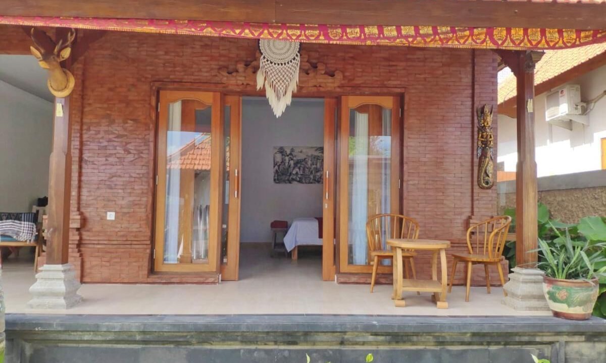 Batu Bolong Villa | Villa Taman Pesona