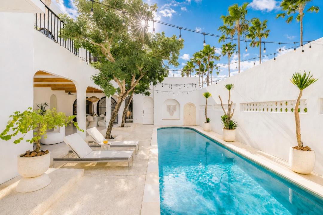 Batu Bolong Villa | Casa Contenta Canggu - Luxury 5BR Private Pool Villa