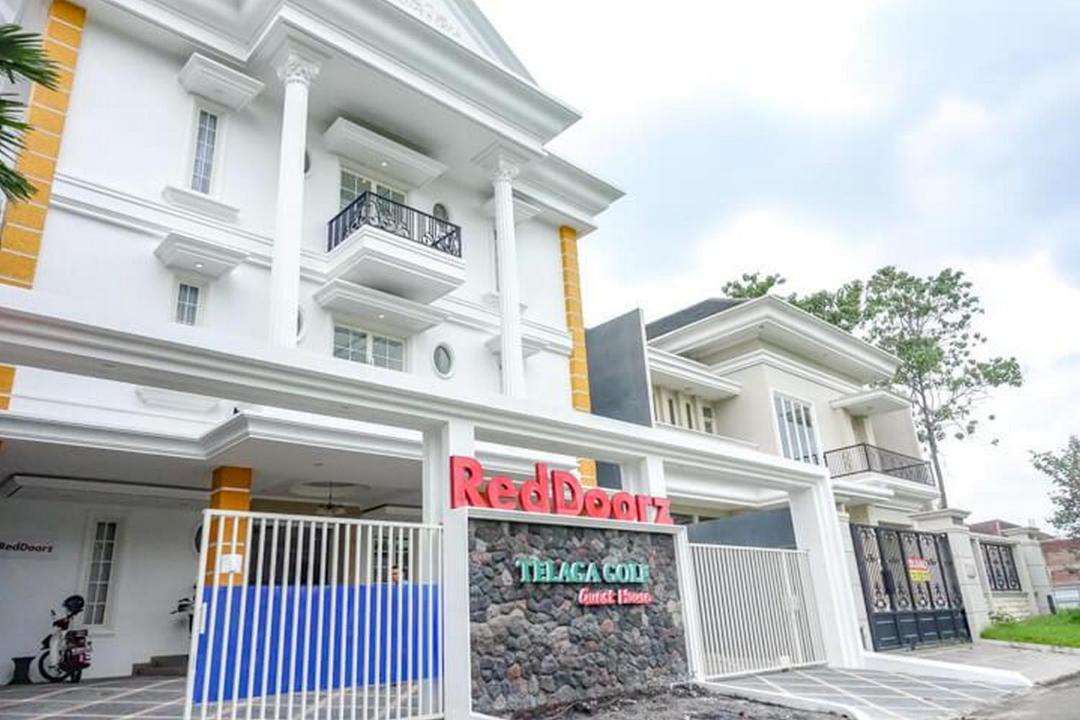 Genitri Hotel | RedDoorz near Araya Family Club House