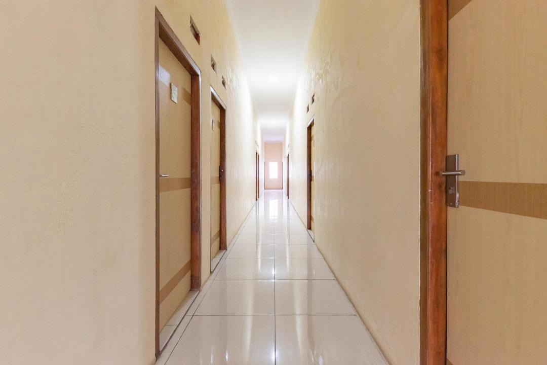 Tegal Hotel | RedDoorz Near Alun Alun Slawi