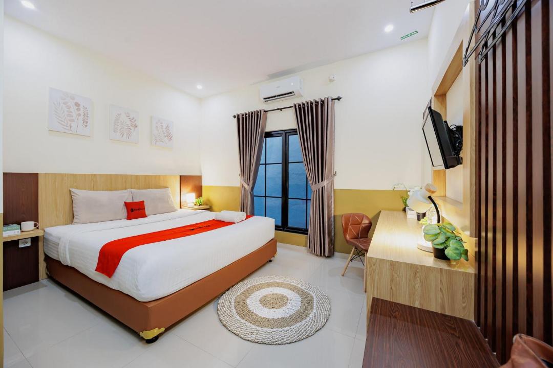 West Cirebon Hotel | RedDoorz Plus @ La Asiana Guest House