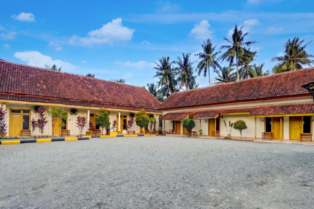 Sumberagung Hotel | OYO 95262 Hotel Djatmiko Villa's Family Syariah