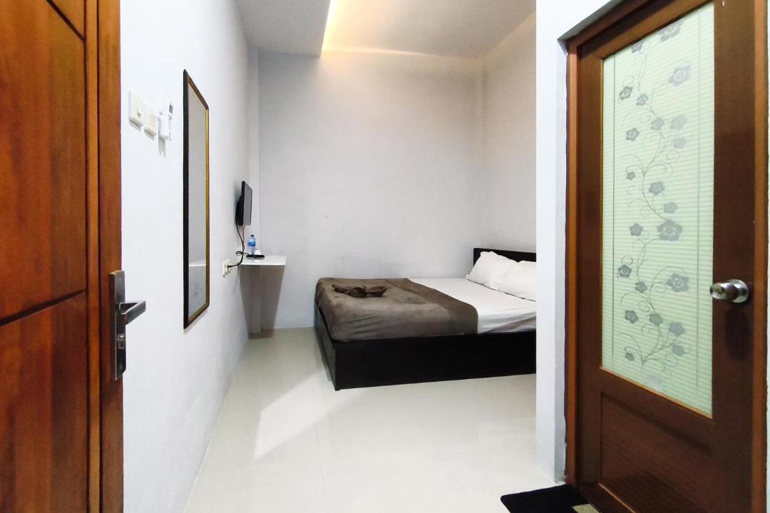 Mataram Hotel | The Silas Room Mitra RedDoorz