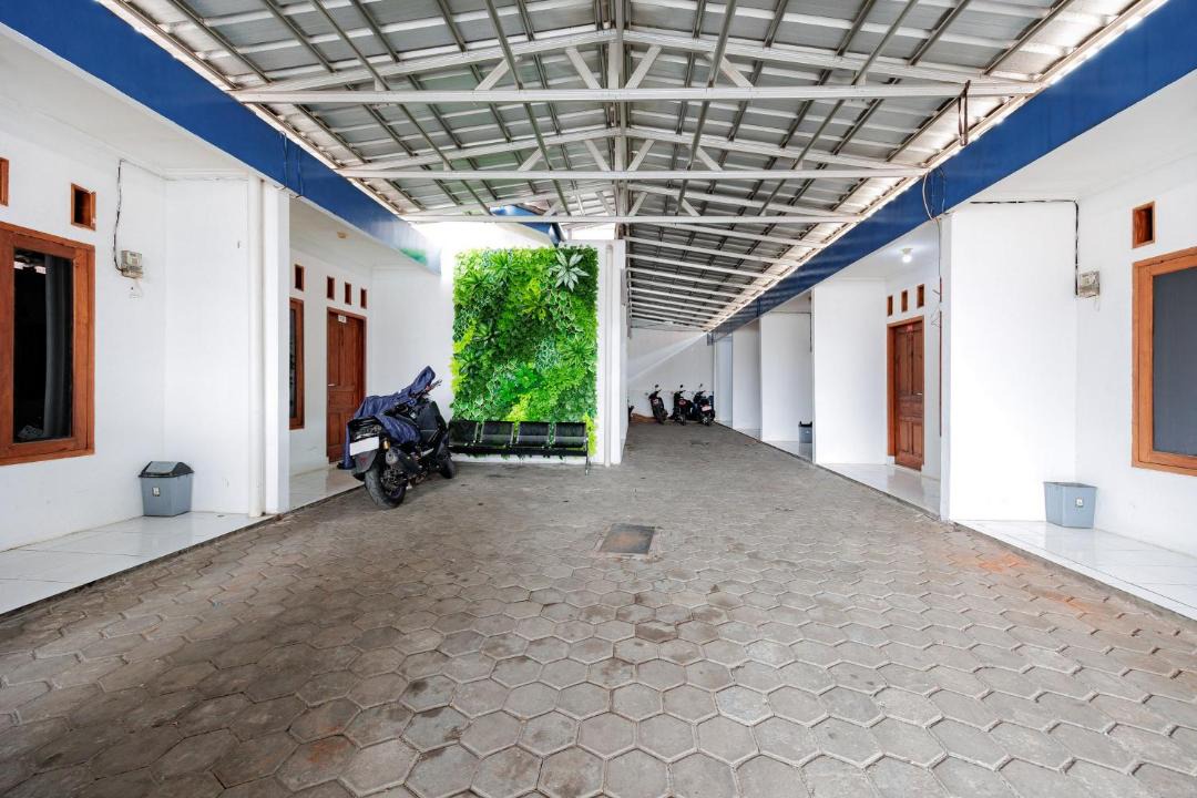 Bekasi Hotel | RedDoorz Syariah Plus near Jatiwarna Toll Gate