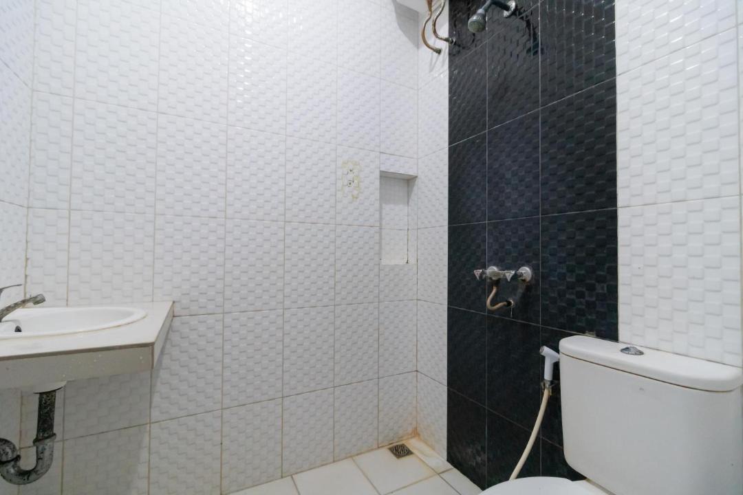 Bekasi Hotel | RedDoorz near Hive Bekasi Harapan Indah