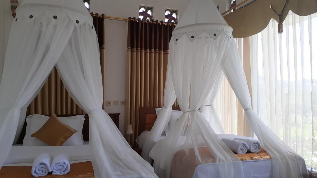 Moni House | Bintang Bungalow Tour & Travel