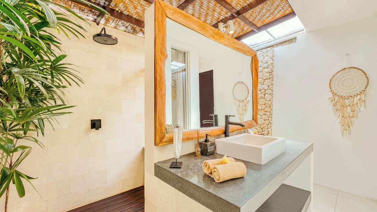 Photo of Bathroom in Petitenget