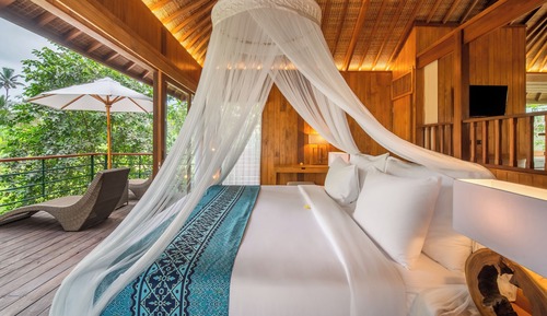 Deluxe Suite with Hot Tub and Free Scheduled Activities