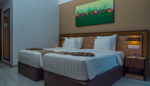 Superior Room, Poolside