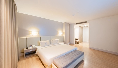 Executive Suite - Free 3pcs Laundry