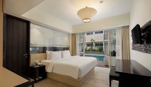 Grand Premier with Pool Access