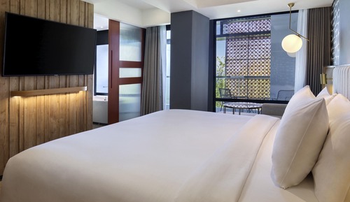 Comfort Suite, 1 King Bed, Ocean View (TRIBE)