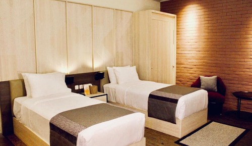 Grand Gladiator, Twin Bed