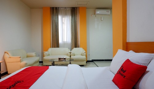 Suite (RedDoorz)