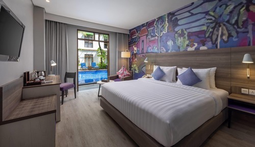 Deluxe Room, 1 King Bed, Pool Access