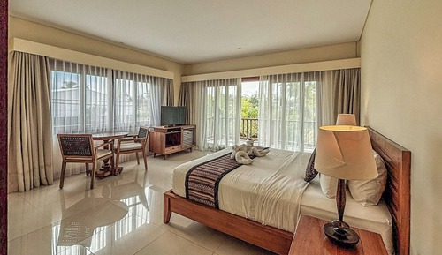 Deluxe Studio, 1 King Bed, Balcony
