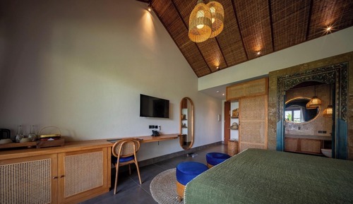 Suite, Pool View