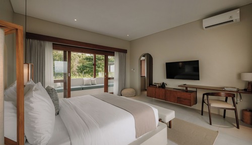 Premium Suite, 1 King Bed, Courtyard View