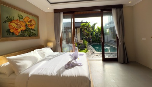 Superior Room, 1 King Bed, Pool View