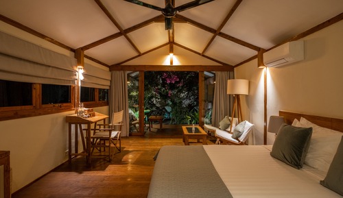 Superior Double Room, 1 King Bed, Pool View, Poolside