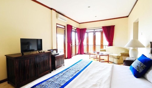 Executive Studio Suite, Hill View