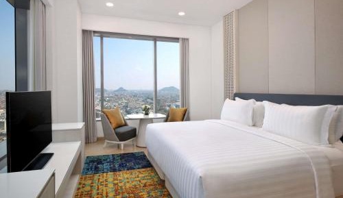 Premier King Room with View
