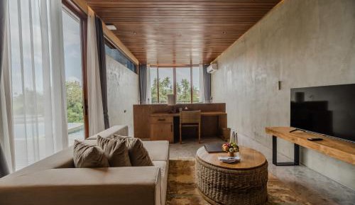 Suite with Bath Tub and Jungle View