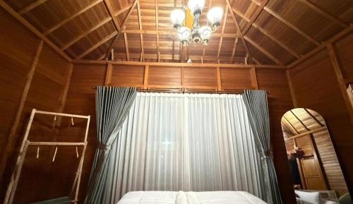 Deluxe Room (2 Adults + 1 Child)