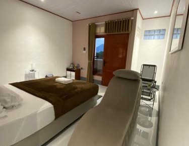 Deluxe Room (2 Adults + 1 Child)